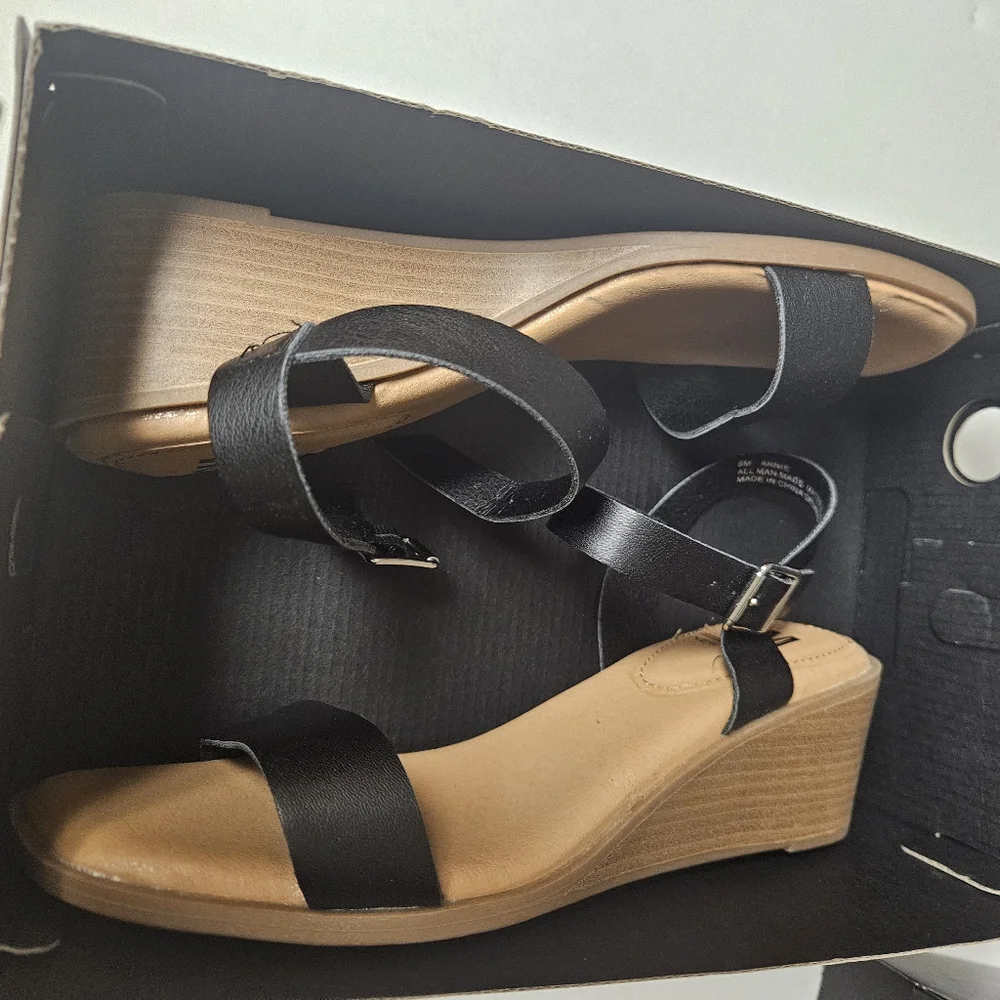 SM Size 8 Black Wedge Sandals‎
